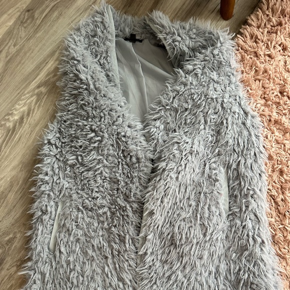 Fur vest. - Picture 1 of 2